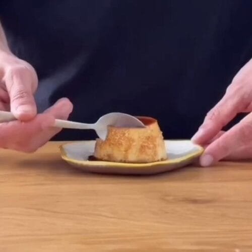 pudim de airfryer sendo cortado