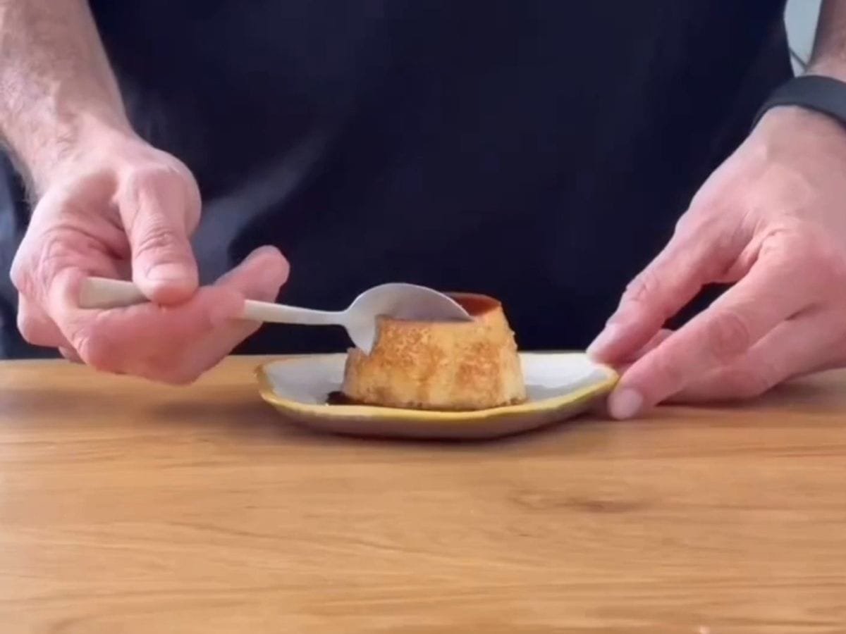 Fiz Pudim na Airfryer sem Leite Condensado e Economizei Muito pudim de airfryer sendo cortado