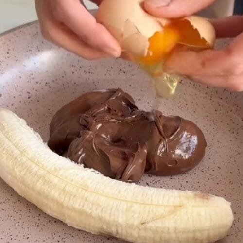 banana ovo e nutela na frigideira antiaderente bege