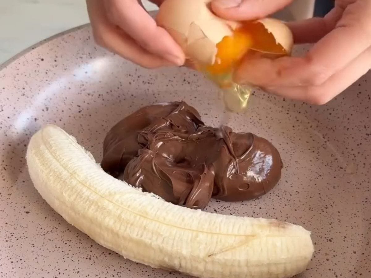 banana ovo e nutela na frigideira antiaderente bege