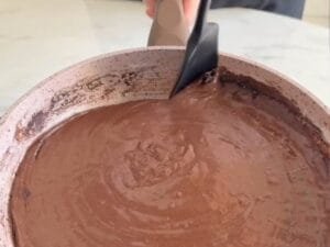 bolo de frigideira de banana e chocolate sendo feito