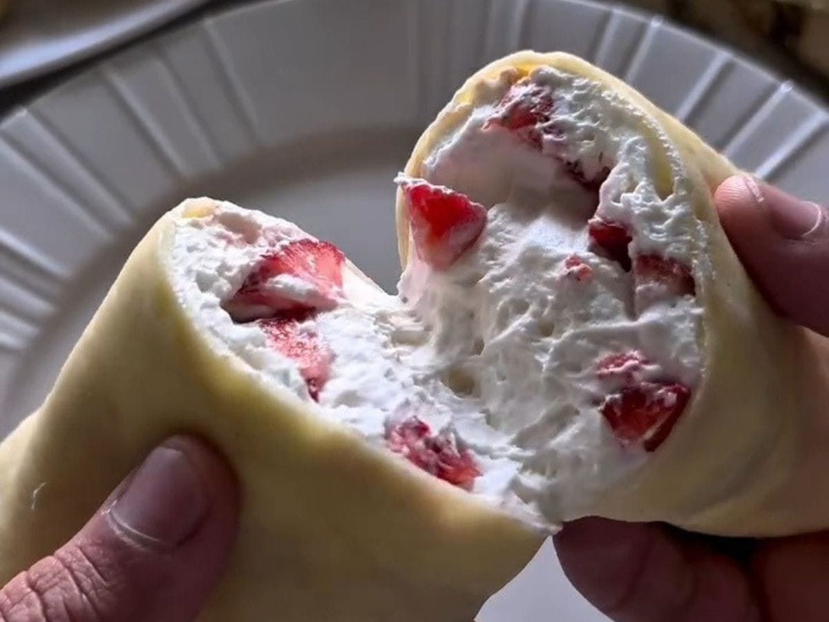 Panqueca macia com recheio de Chantilly e morangos