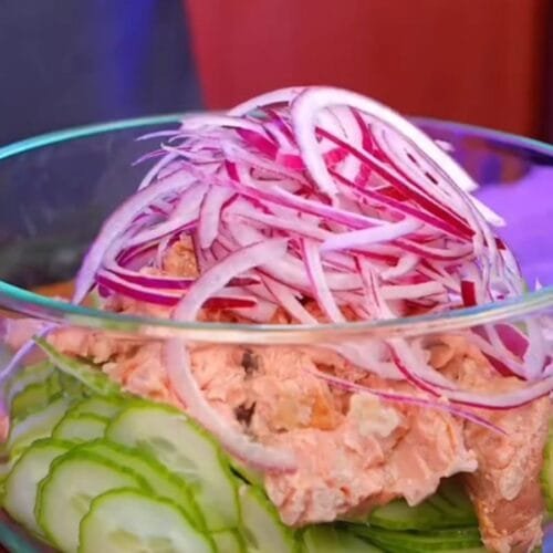 Parei de jantar pão: Essa salada de atum com pepino e abacate sacia e fica pronta em 10 minutos salada de atum e pepino pratica