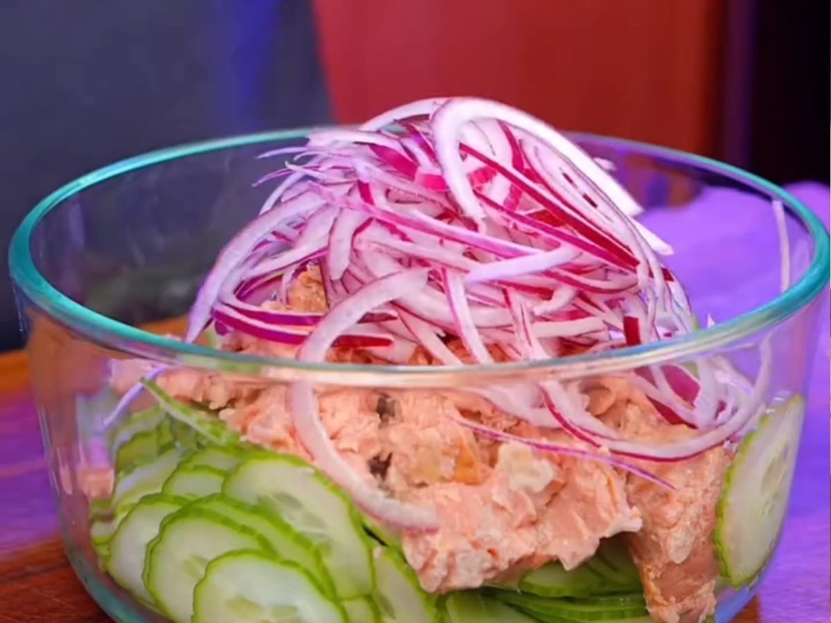 Parei de jantar pão: Essa salada de atum com pepino e abacate sacia e fica pronta em 10 minutos salada de atum e pepino pratica