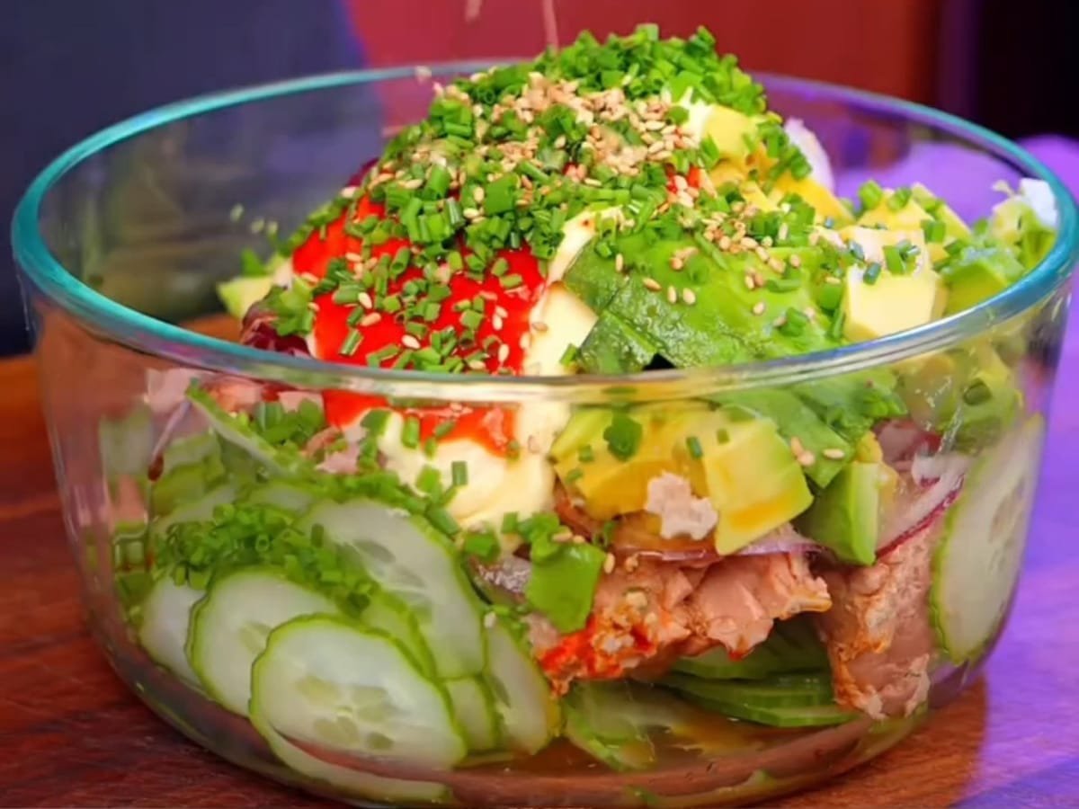 Parei de jantar pão: Essa salada de atum com pepino e abacate sacia e fica pronta em 10 minutos