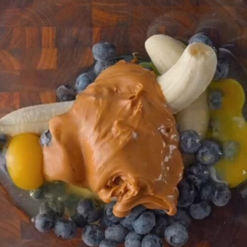 bowl com banana , mirtilo, ovo e pasta de amendoim