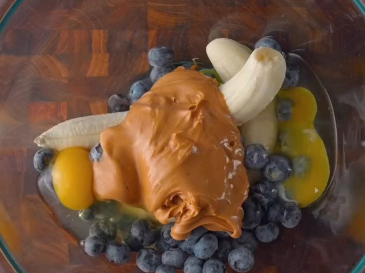 bowl com banana , mirtilo, ovo e pasta de amendoim