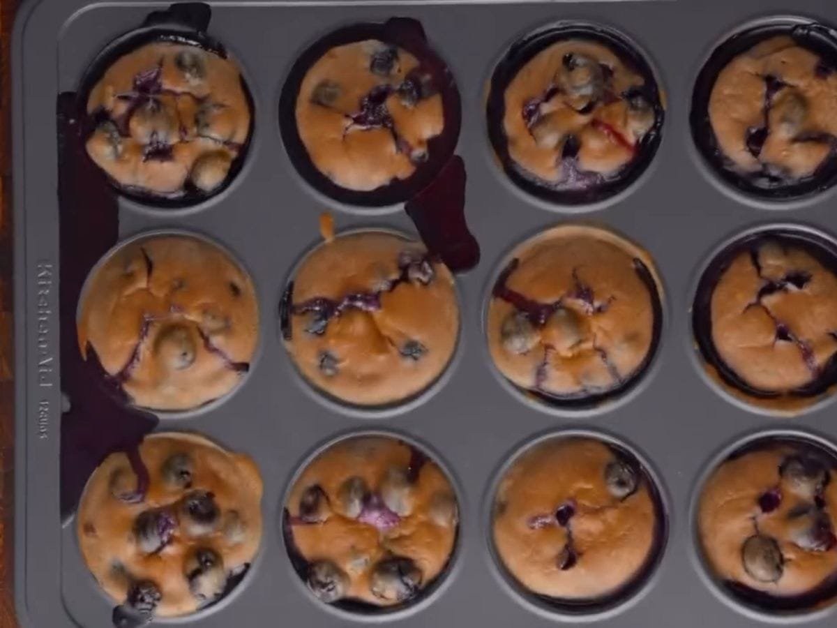 Sem trigo e sem açúcar: o bolinho de banana com mirtilo que derrete na boca