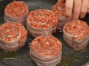 Parei de fazer bife acebolado: Essa receita de rolinho de carne com bacon virou a favorita aqui em casa