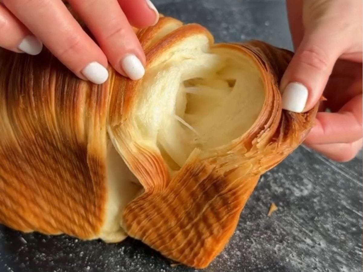 pao de forma de croissant