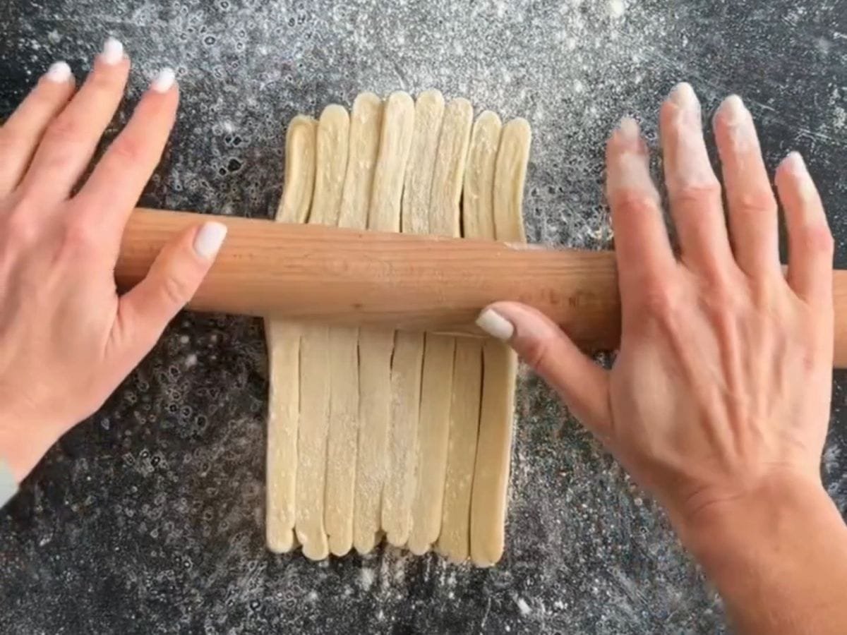 Pão de Forma de Croissant: Fiz a versão rápida com massa folhada de supermercado e deu certo massa folhada cortada sendo aberta com o rolo