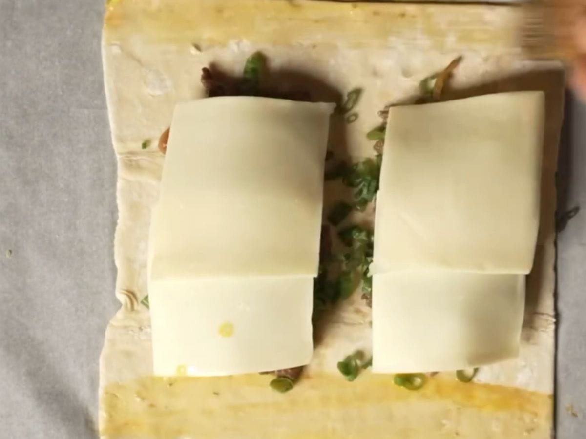 Salgado de Bulgogi folhado com maionese picante de Gochujang Salgado de Bulgogi