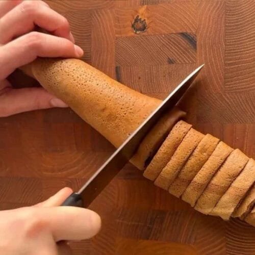 panqueca sendo fatiada