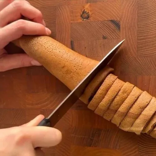 panqueca sendo fatiada