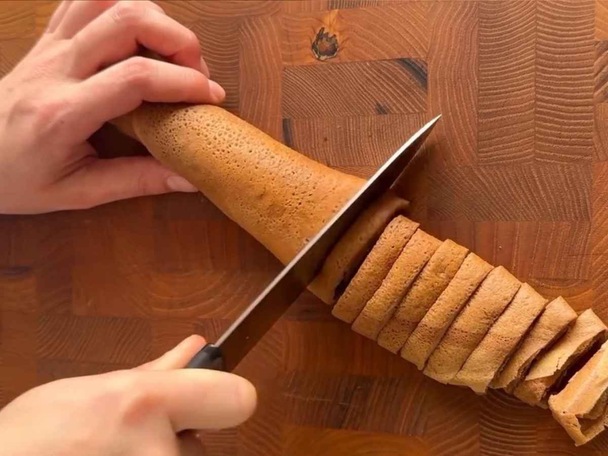 Spaghetti de Panqueca de Chocolate panqueca sendo fatiada