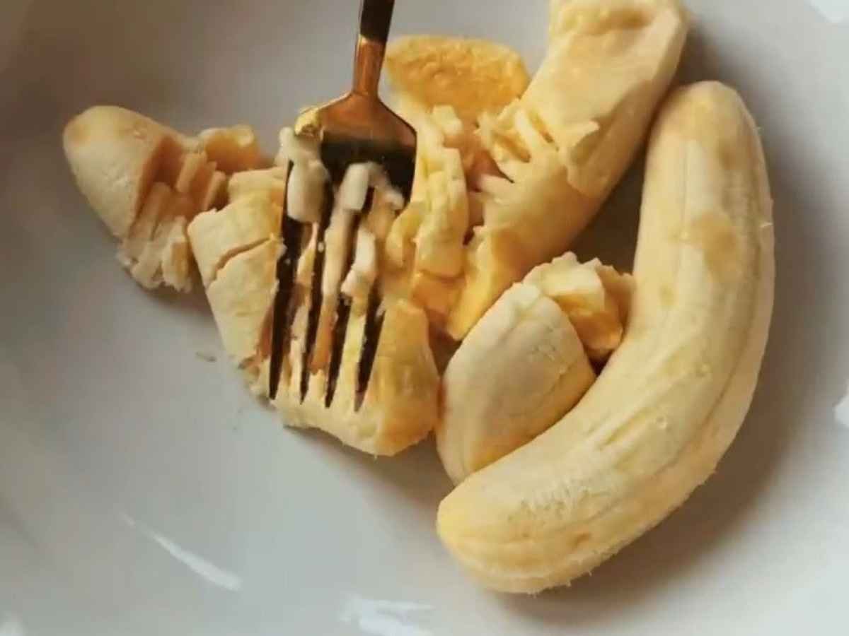 esmagando banana