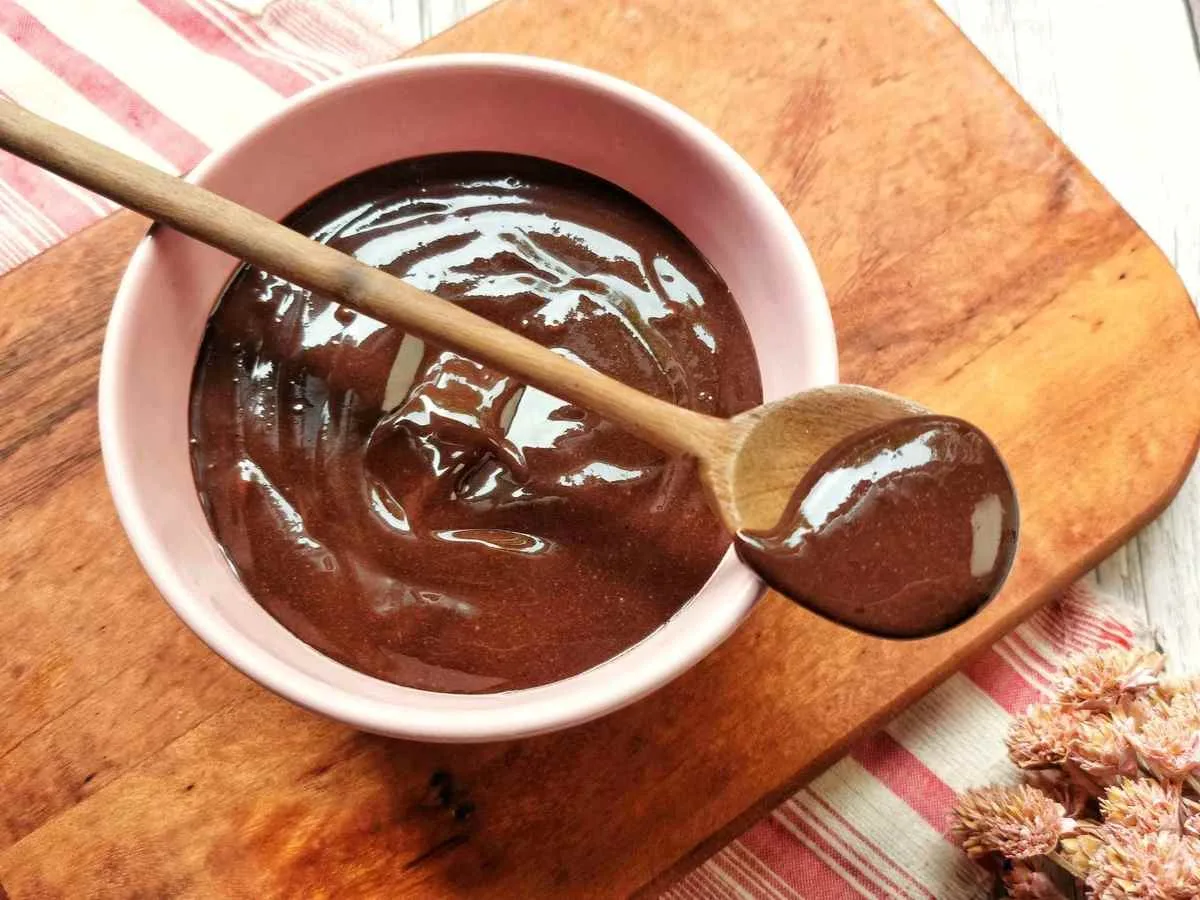 Sobremesa para o Dia dos Namorados: O bombom de morango em formato de coração que fica pronto em 20 minutos! Sobremesa para o Dia dos Namorados chocolate derretido