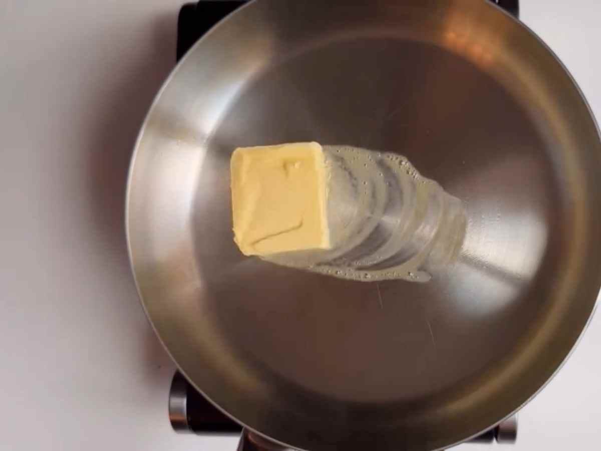 frigideira de inox e manteiga