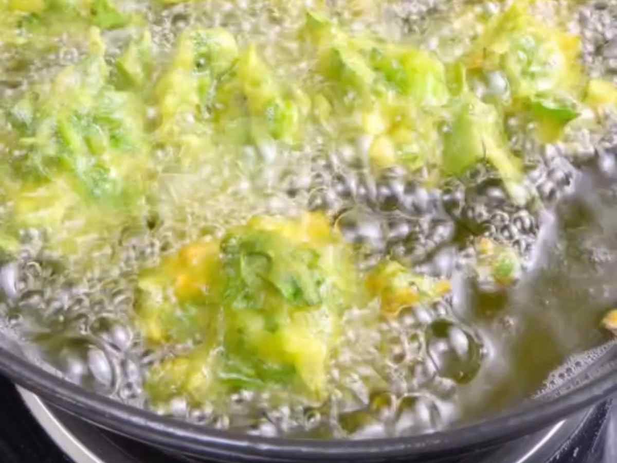 fritando os bolinhos de espinafre, comida de rua indiana