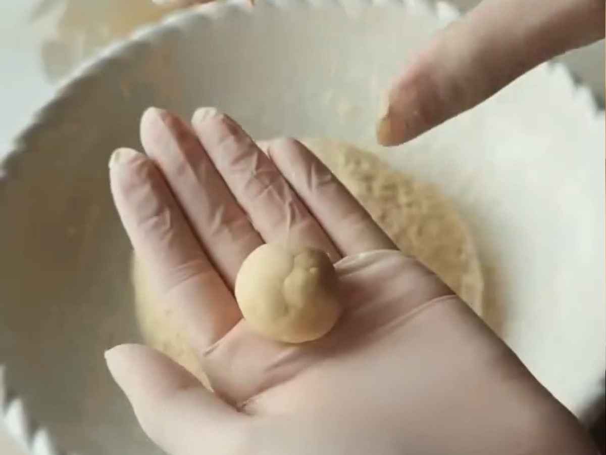 fazendo bolinha com a massa