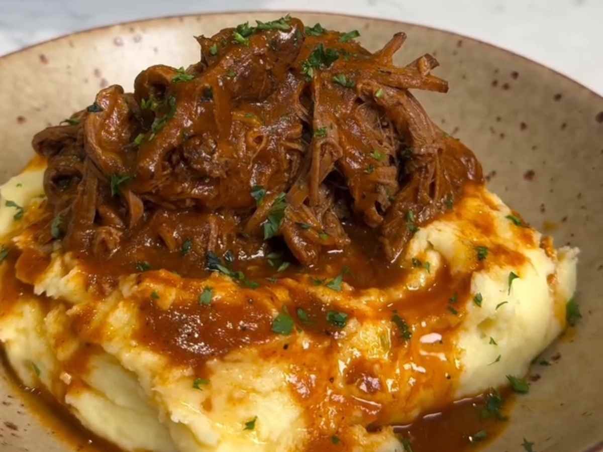 Carne de Panela Desfiada: O segredo do molho aveludado que vai transformar o seu almoço de domingo!
