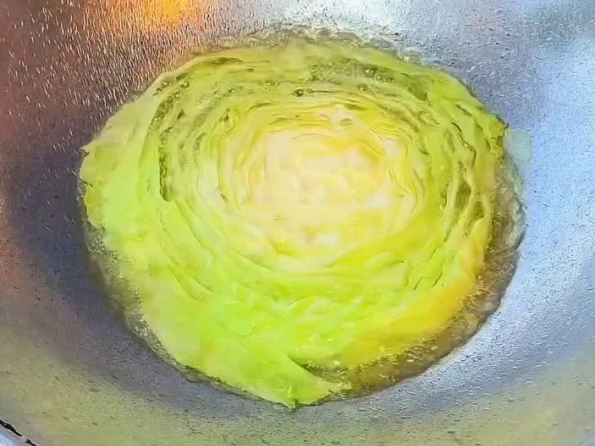 Omelete de Repolho: O segredo da fatia frita e crocante que viralizou na internet! Omelete de Repolho