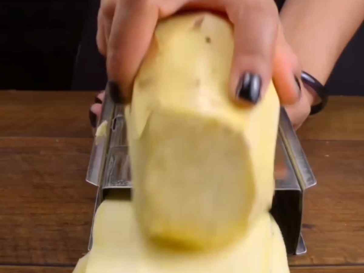 batata doce sendo cortada