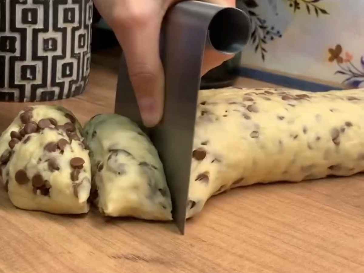 pão doce de chocolate sendo dividido