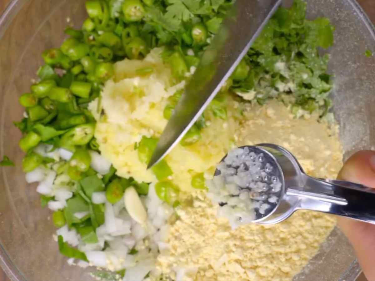 adicionando alho ao espinafre e batata