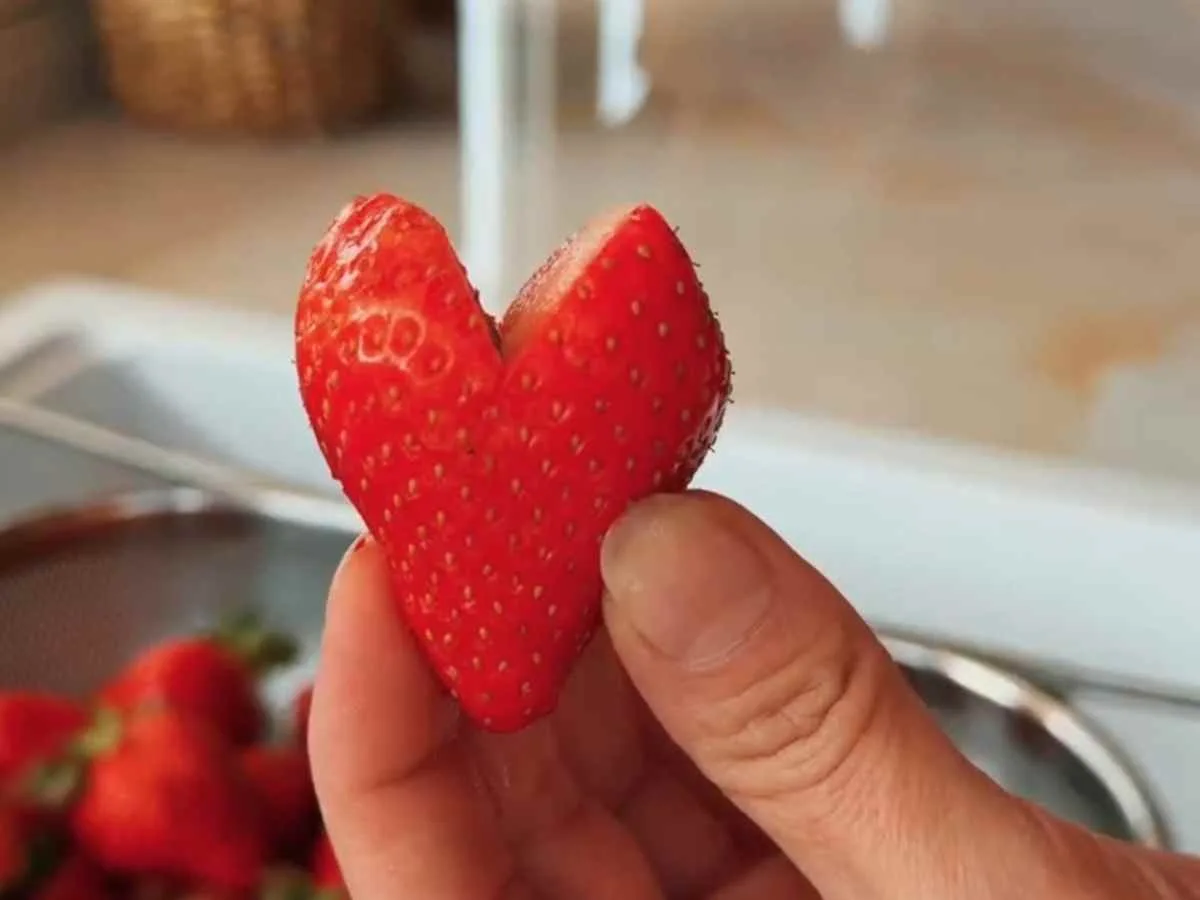 Sobremesa para o Dia dos Namorados: O bombom de morango em formato de coração que fica pronto em 20 minutos! Sobremesa para o Dia dos Namorados: O bombom de morango em formato de coração que fica pronto em 20 minutos!