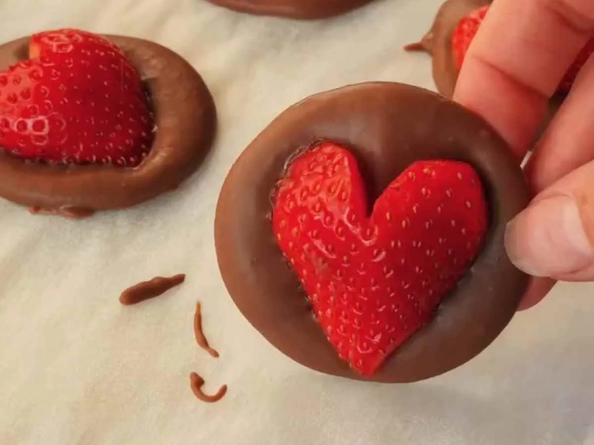 Sobremesa para o Dia dos Namorados: O bombom de morango em formato de coração que fica pronto em 20 minutos! Sobremesa para o Dia dos Namorados