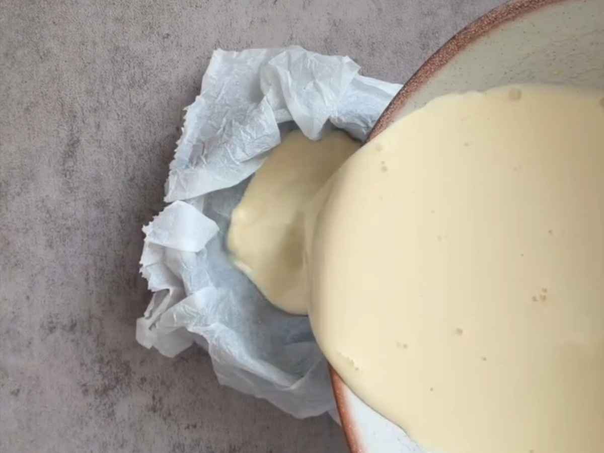 Cheesecake na Airfryer forma com papel manteiga