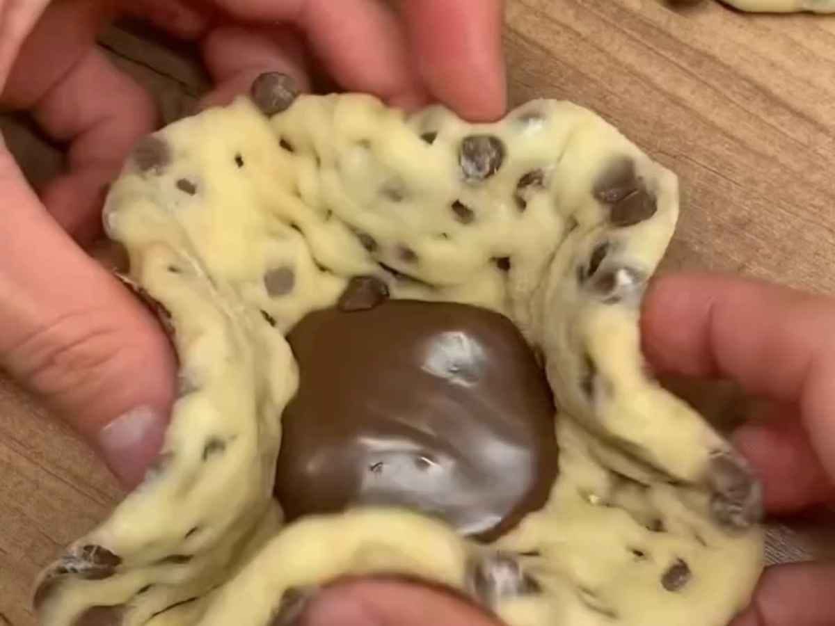 pao doce sendo recheado