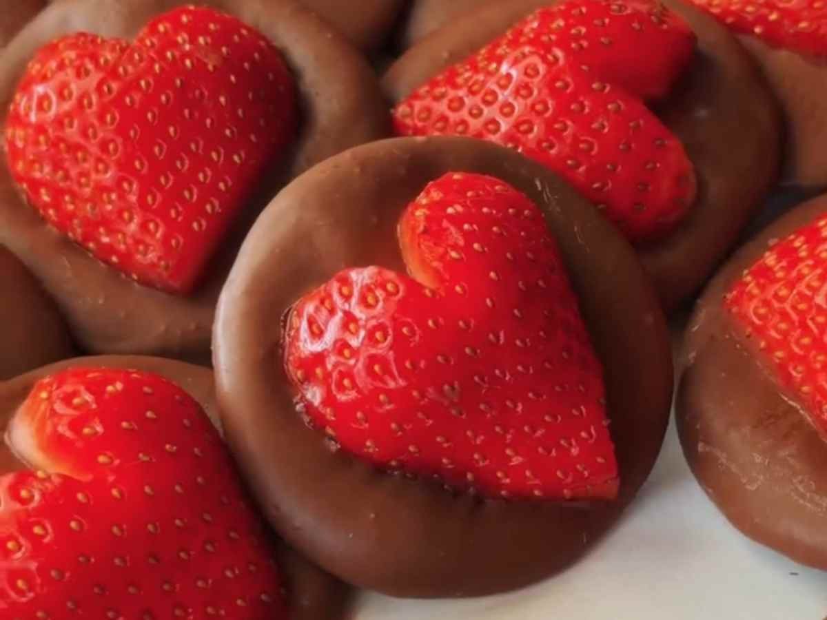 Sobremesa para o Dia dos Namorados: O bombom de morango em formato de coração que fica pronto em 20 minutos!