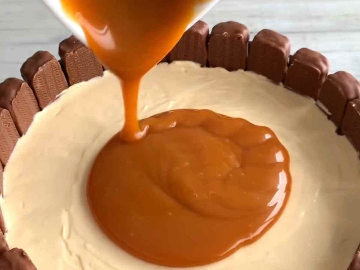 Cheesecake de Caramelo e Twix: A torta gelada que não vai ao forno e impressiona todo mundo! Cheesecake de Caramelo e Twix