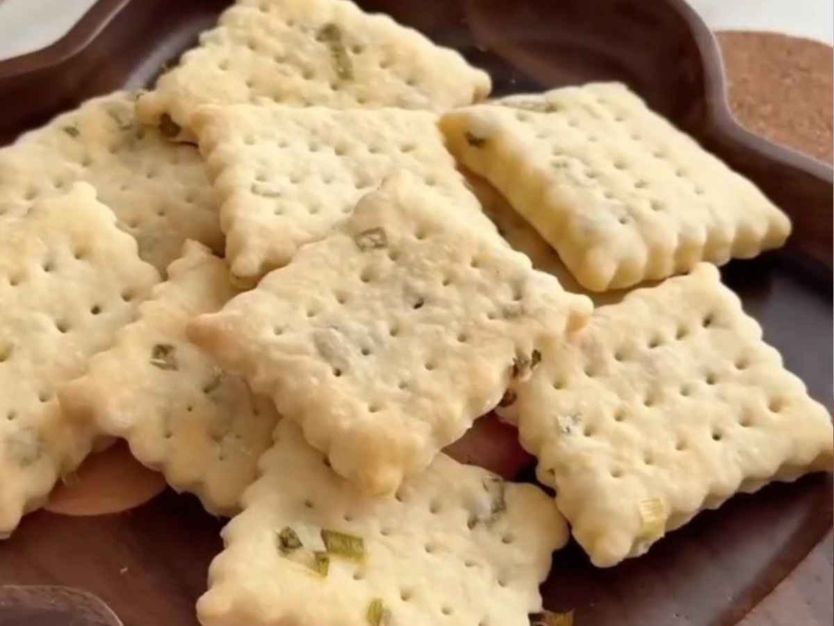 Crackers de Cebolinha Crocantes: A Receita Perfeita (Com Levain ou Fermento Seco)