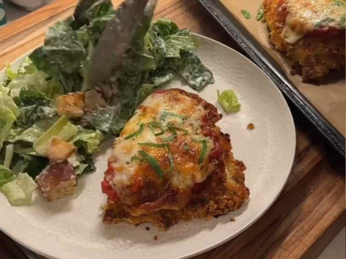 Frango à Parmegiana com Salada Caesar Crocante