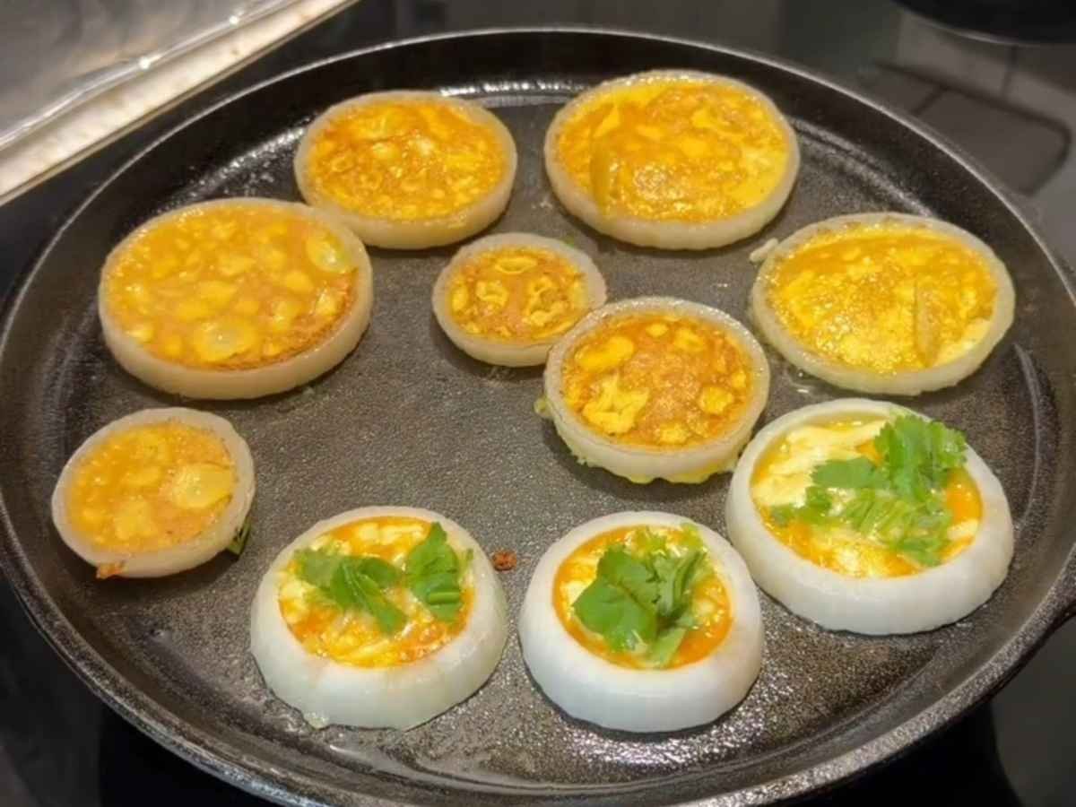 Ovos em Anéis de Cebola sendo virados