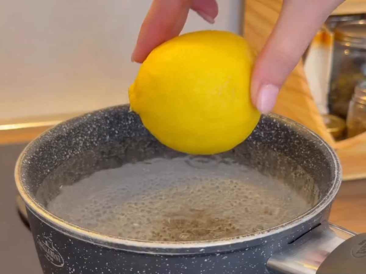 Passo 1 da Receita de Bolo de Limão - Limões sicilianos inteiros fervendo na panela para tirar o amargor.