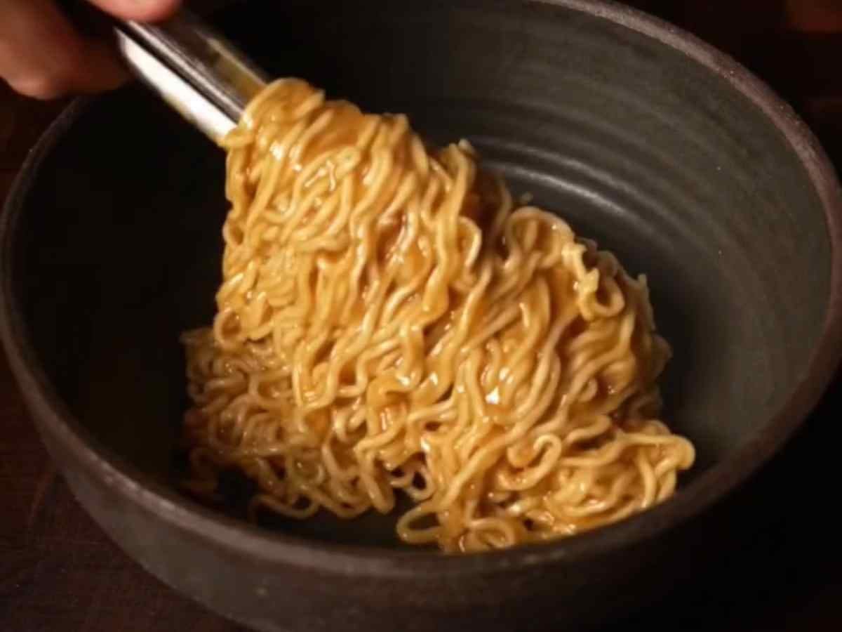 Passo 2 da Receita de Lamen de Frango - lamen sendo frito em uma panela funda