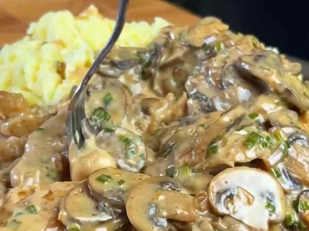 Frango na Manteiga: o molho cremoso que vai te fazer aposentar o peito de frango #108 Frango na Manteiga