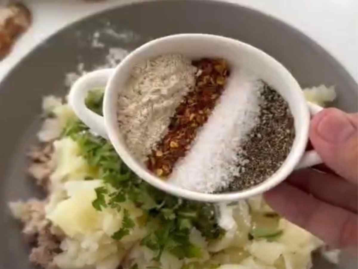 batata e frango em um refratário ao fundo da imagem e temperos secos variados