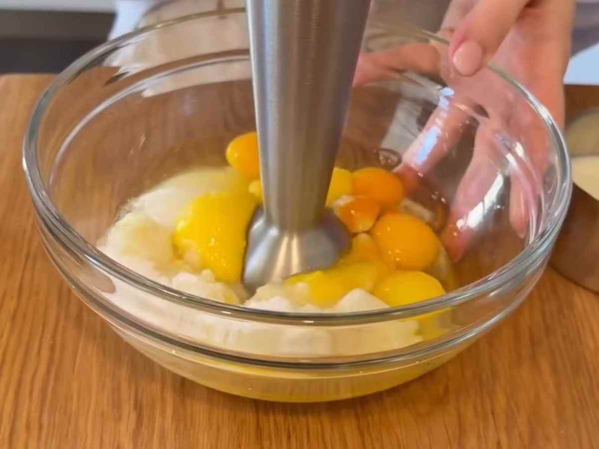 Passo 2 da Receita de Bolo de Limão - Mixer triturando a base cítrica com ovos e açúcar até ficar cremosa.