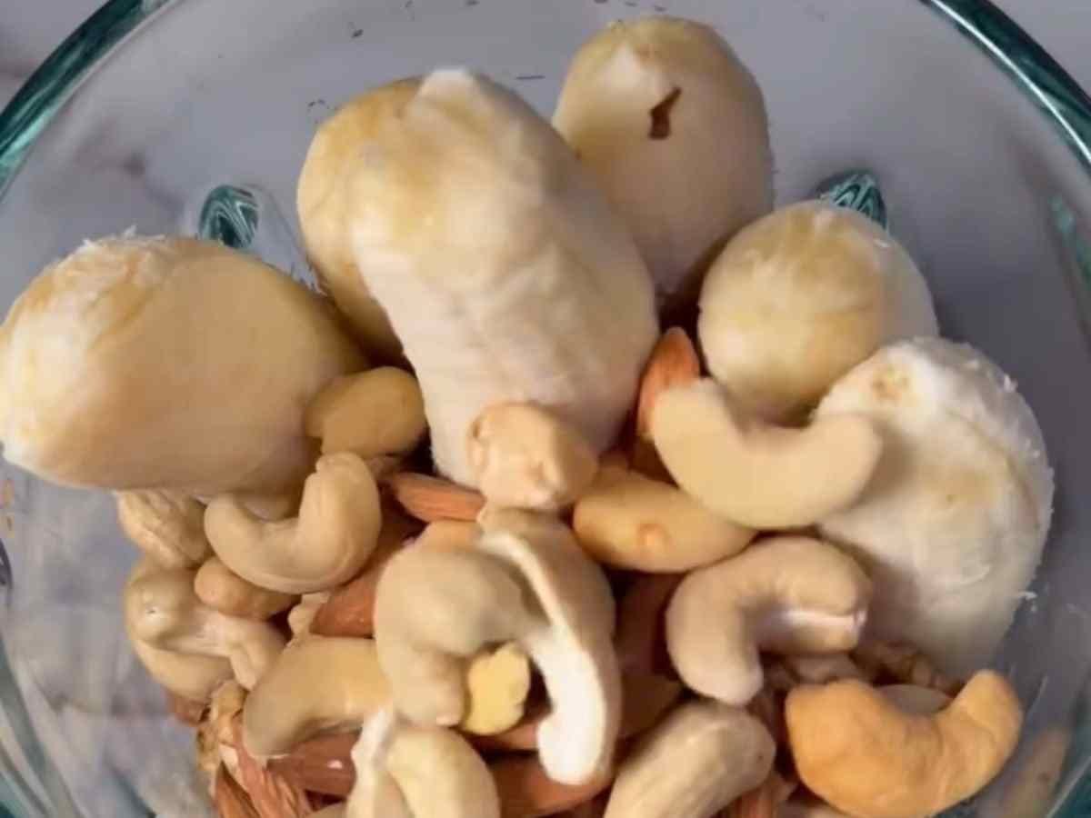 Passo 1 da Receita de Smoothie - Bananas maduras e punhados de castanhas sendo colocados no liquidificador.