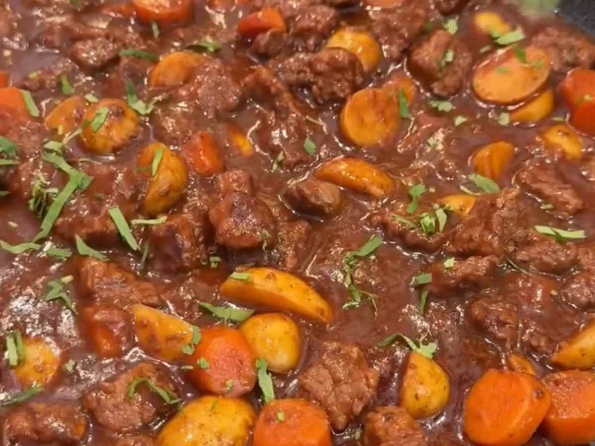 Carne com Molho Encorpado, Vinho Tinto e Legumes