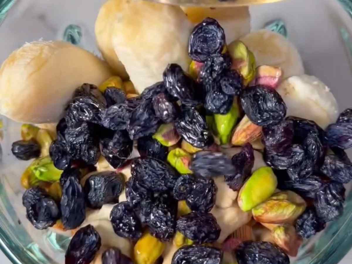 Passo 2 da Receita de Smoothie - Mel sendo derramado sobre o mix de frutas secas e leite.