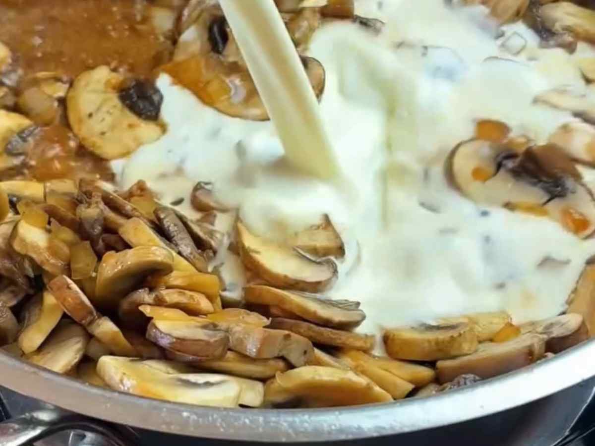 Frango na Manteiga: o molho cremoso que vai te fazer aposentar o peito de frango #108 Frango na Manteiga com Molho Cremoso de Cogumelos e Purê de Parmesão