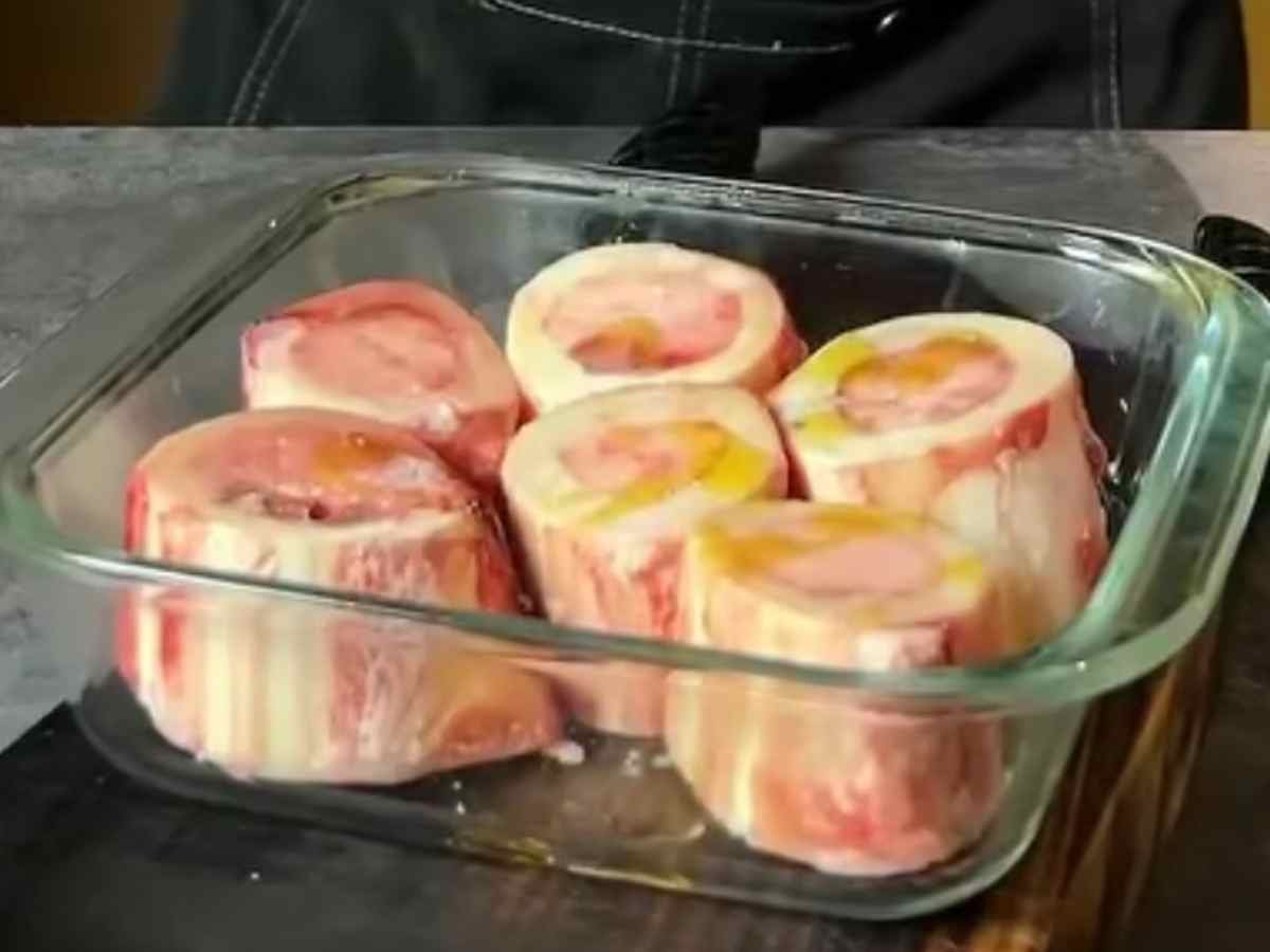 Passo 1 da Receita de Tutano Assado – Ossos de boi temperados entrando no forno quente.