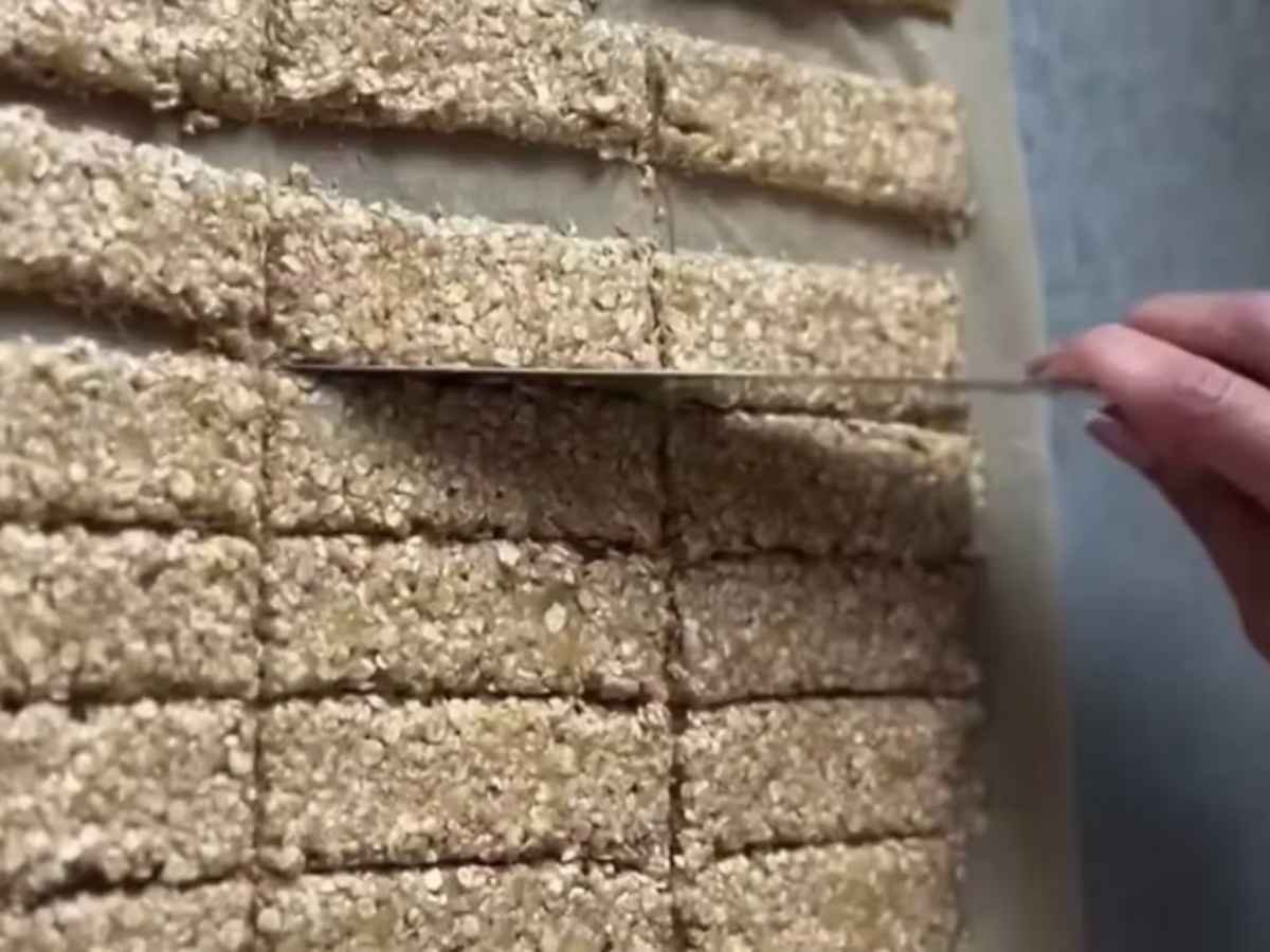 Passo 2 da Receita de Barra de Banana – Misturando banana amassada e aveia com uma espátula.