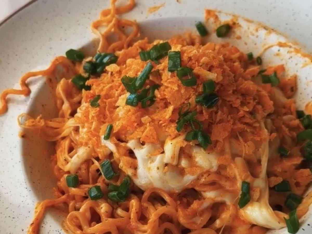 Esse macarrão de frigideira está viralizando na gringa e fechando as portas do iFood